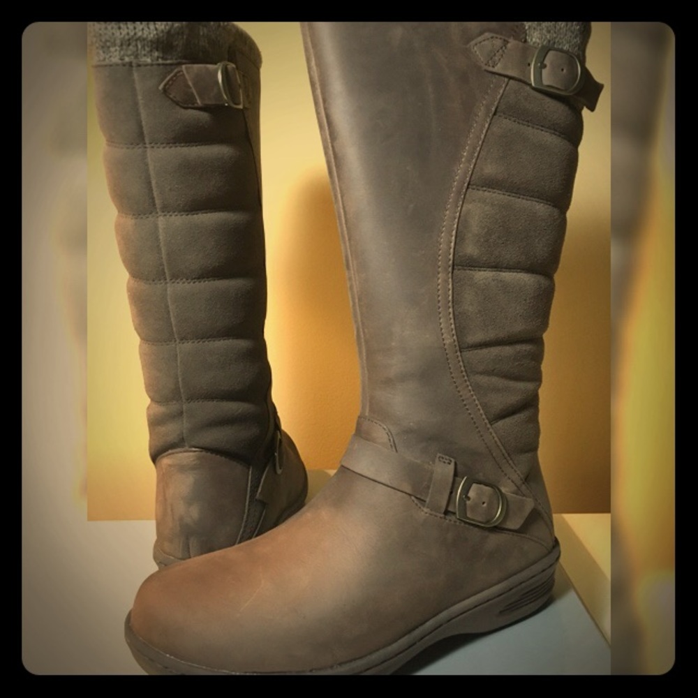 TEVA WINTER BOOTS SIZE 6 *NEVER WORN*